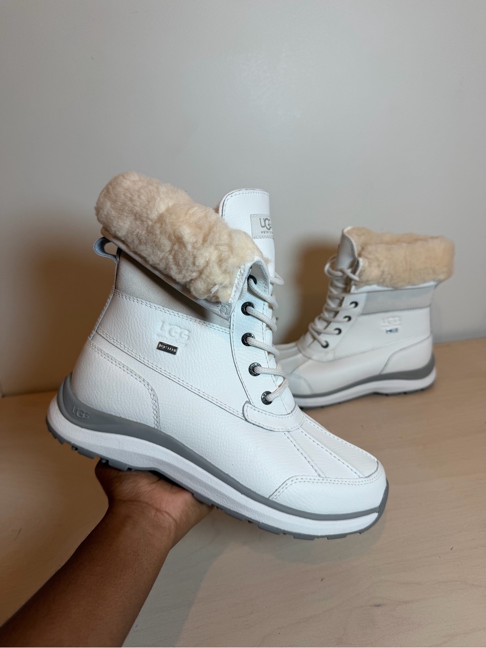 UGG ADIRONDACK III BRIGHT WHITE LEATHER WATERPROOF WOMEN'S BOOTS SIZE 9 US NEW